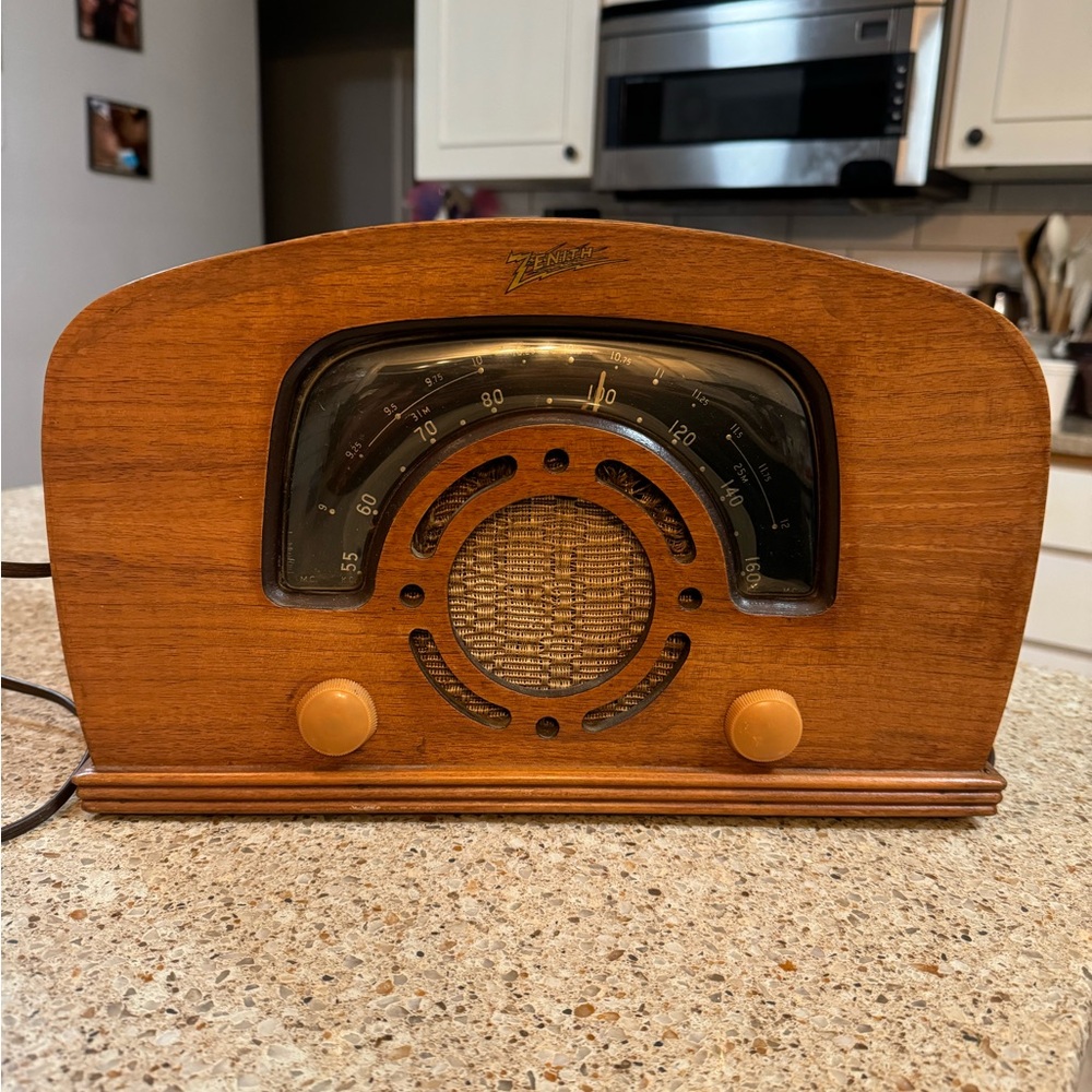 Antique Radio 1942 Zenith model 6D2620